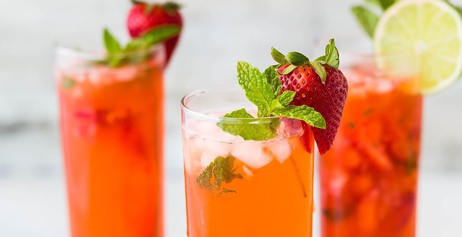 Cocktail glass and garnishes