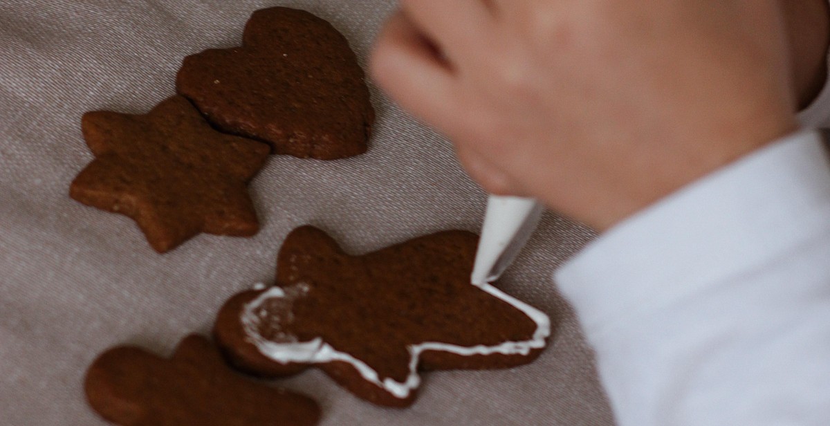 gingerbread cookies decorating