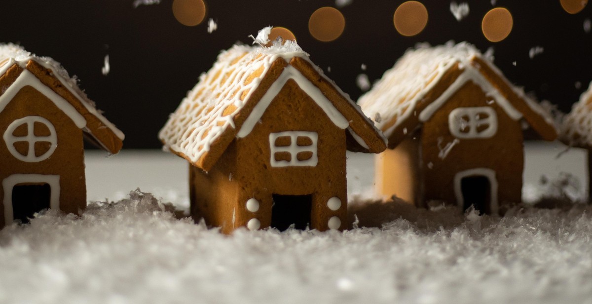 gingerbread house assembly