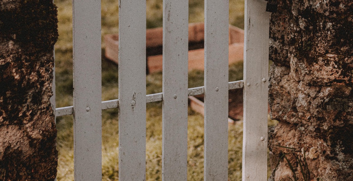 installing garden fence gate