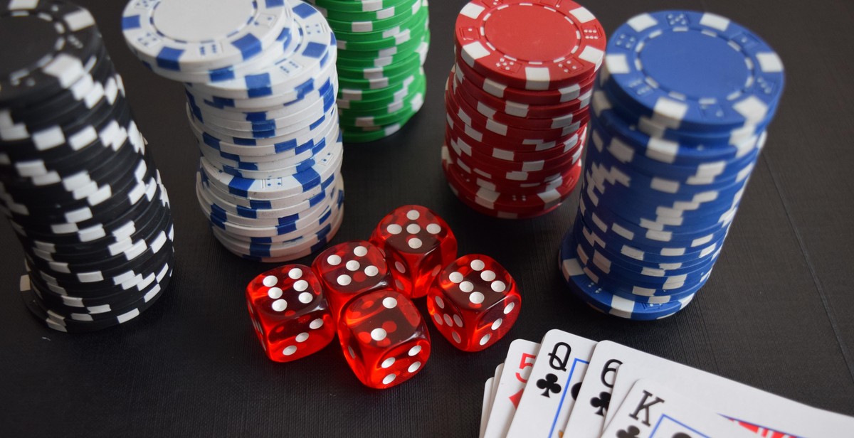 poker bluffing advantage