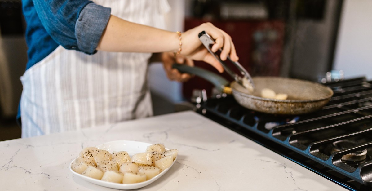 preparing scallops