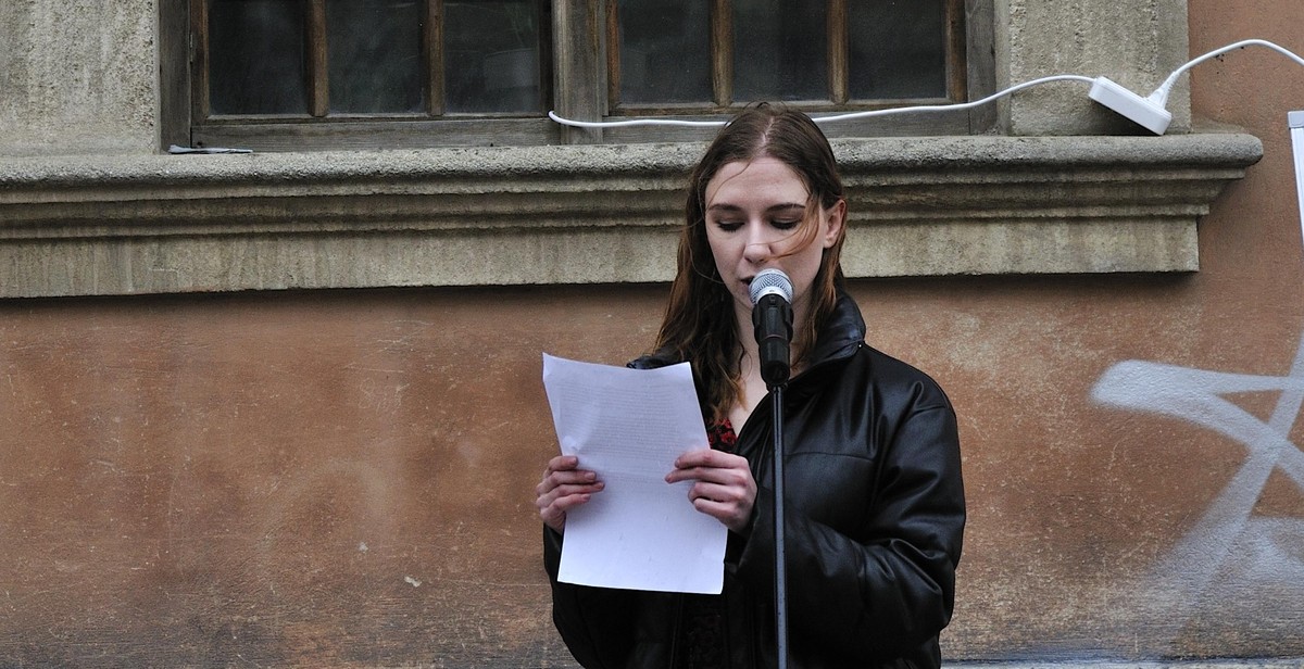 singer reading lyrics