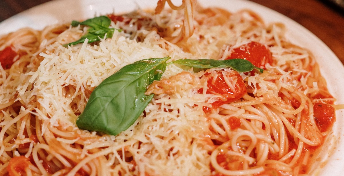 spaghetti aglio e olio cooking
