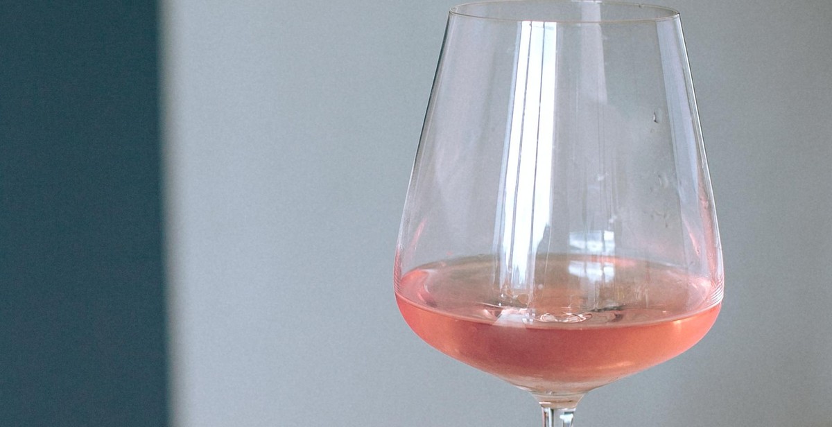 wine glass bubbles aromas
