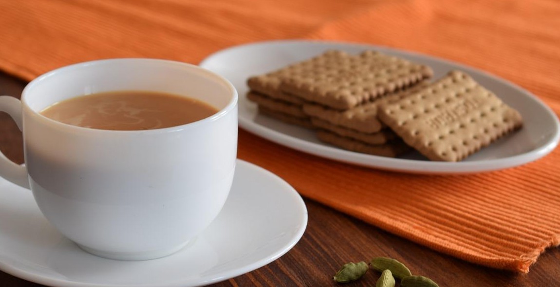 milk tea with biscuits