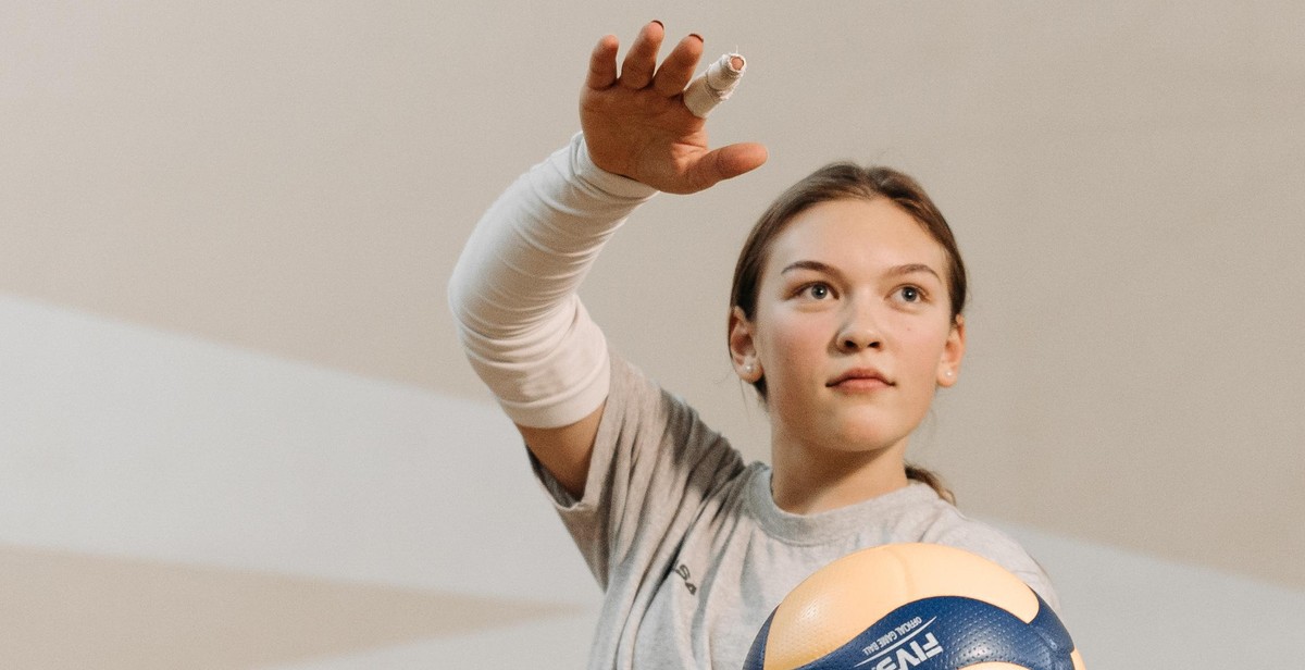 volleyball player diving